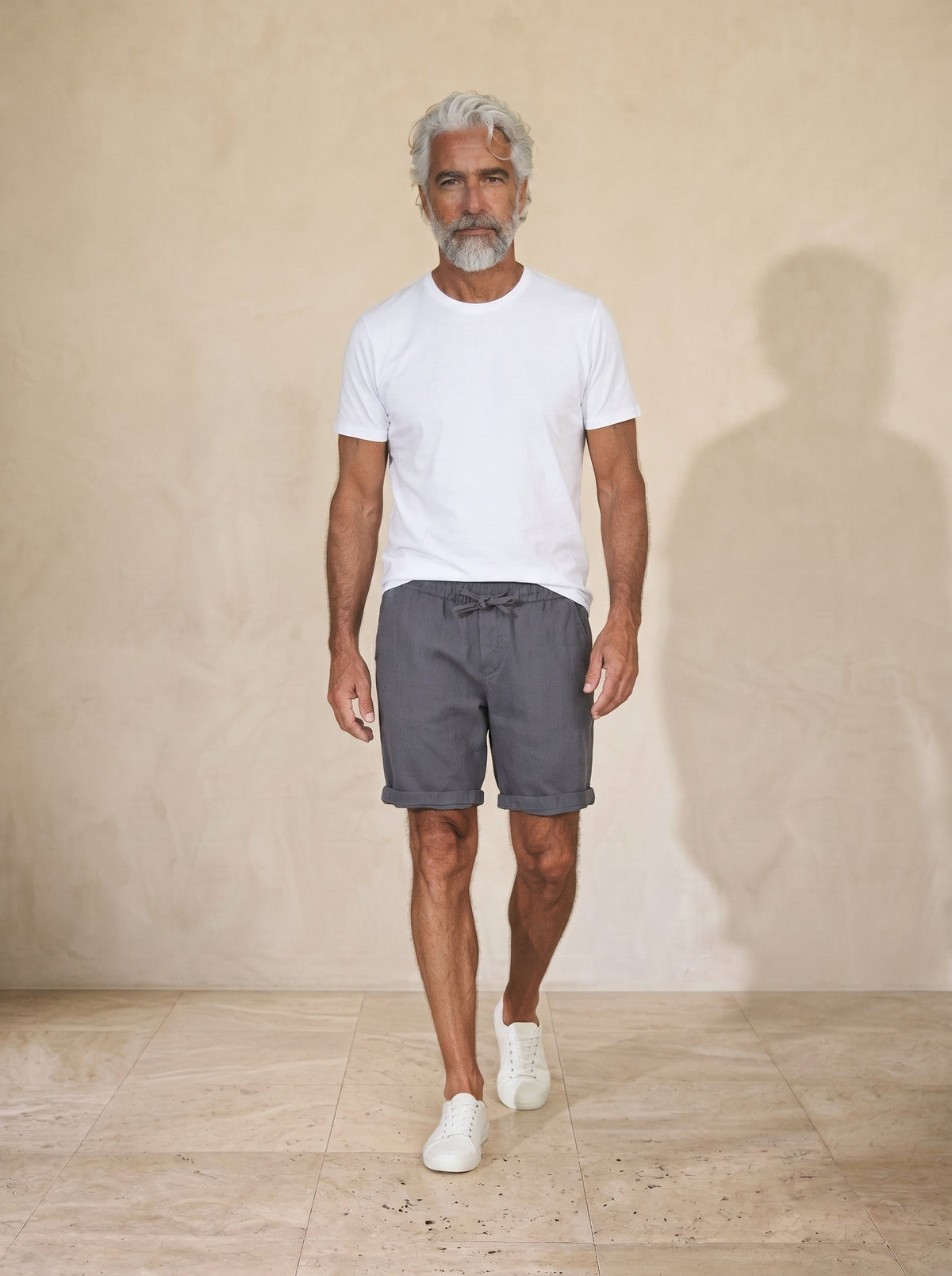 Cinza | Bermuda de linho e algodão Comporta cinza – corpo inteiro, modelo caminhando