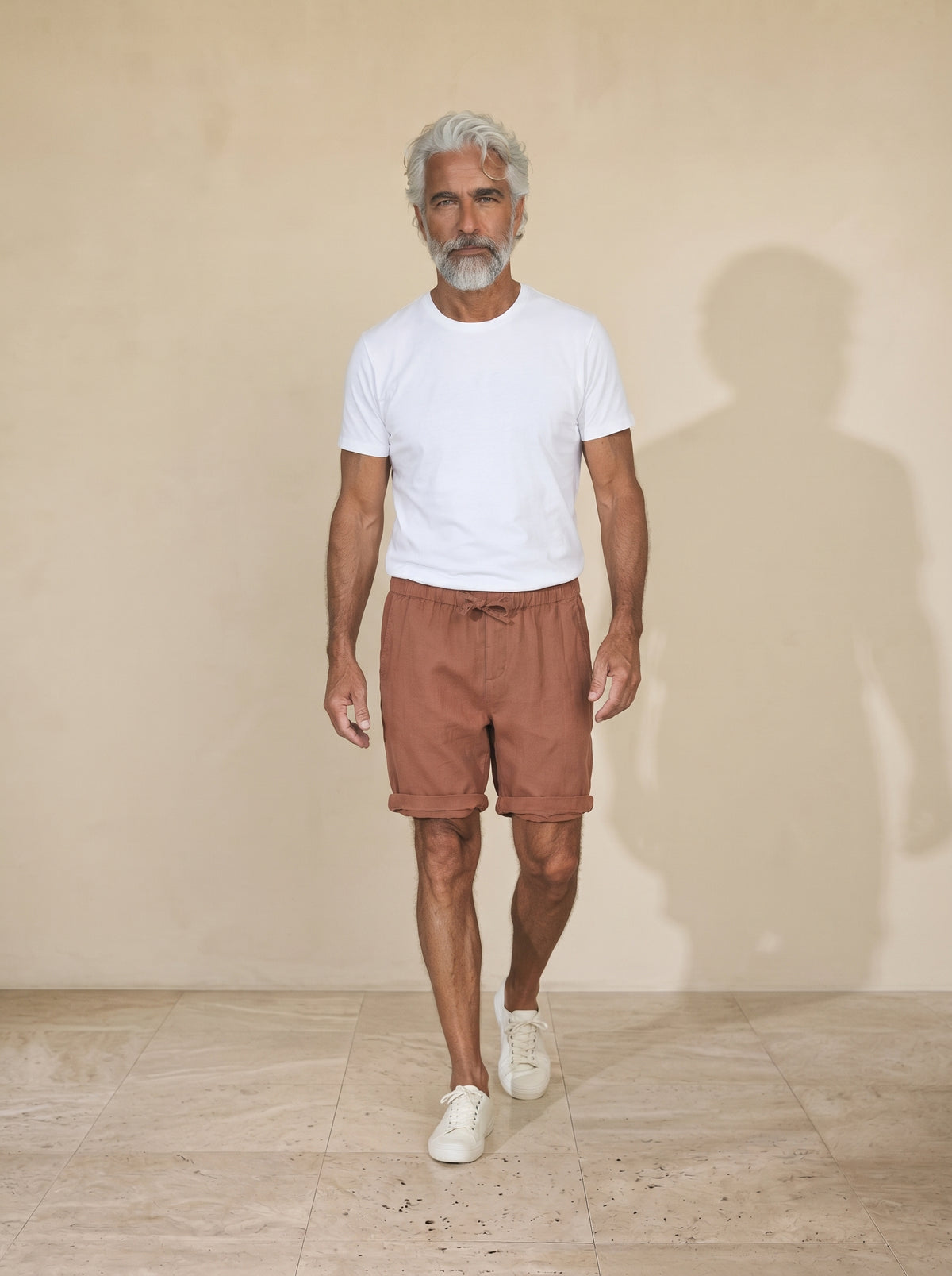 Marrom | Bermuda de linho e algodão Comporta marrom – corpo inteiro, modelo caminhando