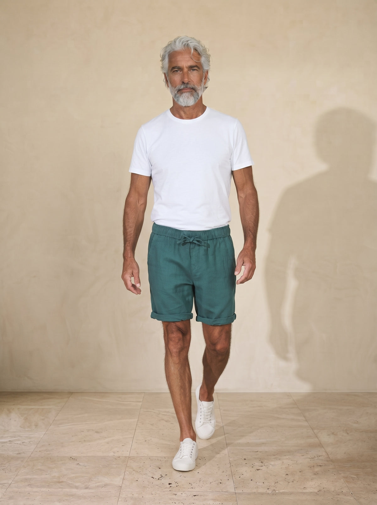 Verde | Bermuda de linho e algodão Comporta verde – corpo inteiro, modelo caminhando