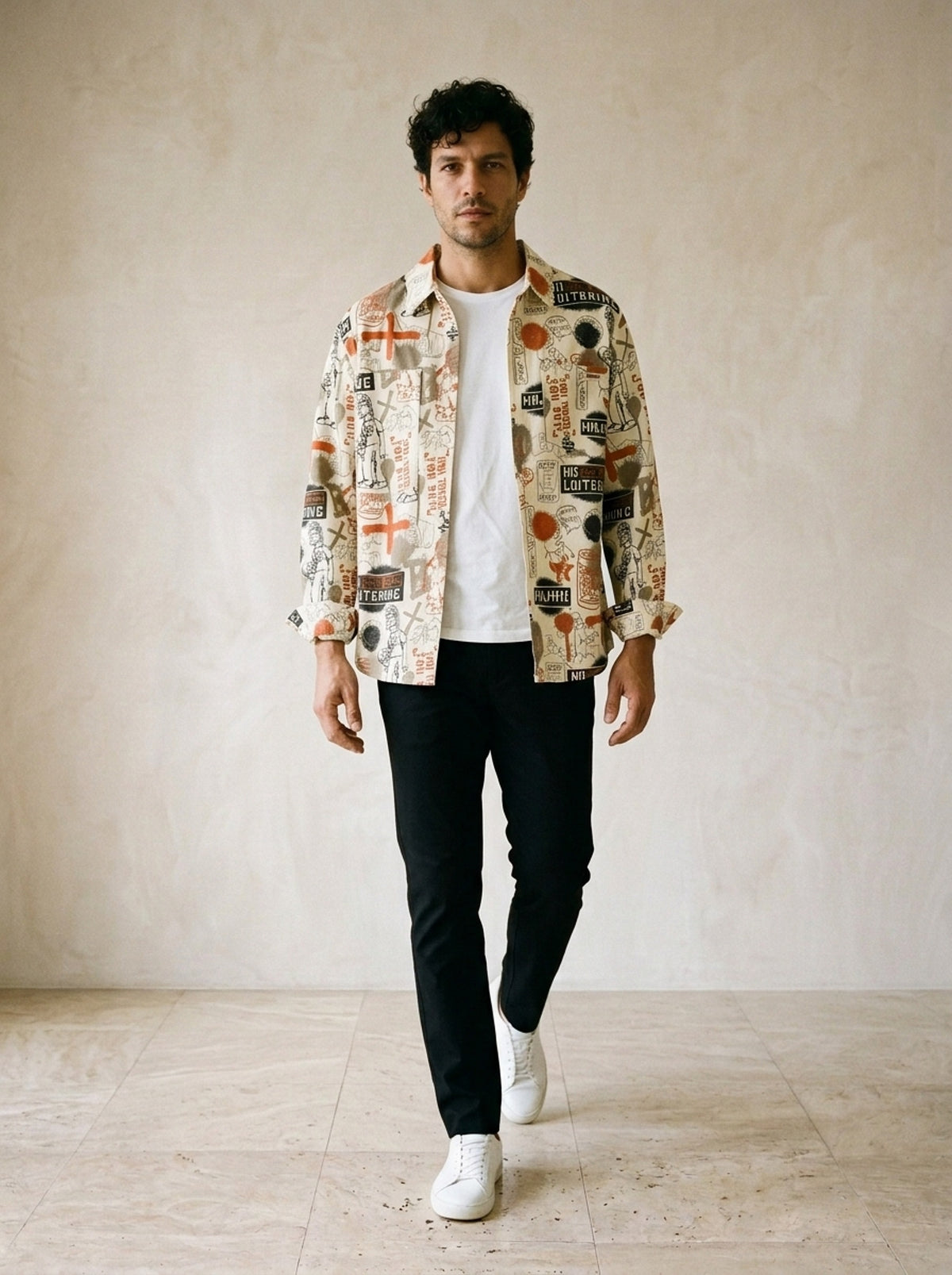 Laranja | Camisa estampa de rabiscos Compostela laranja – corpo inteiro, modelo caminhando