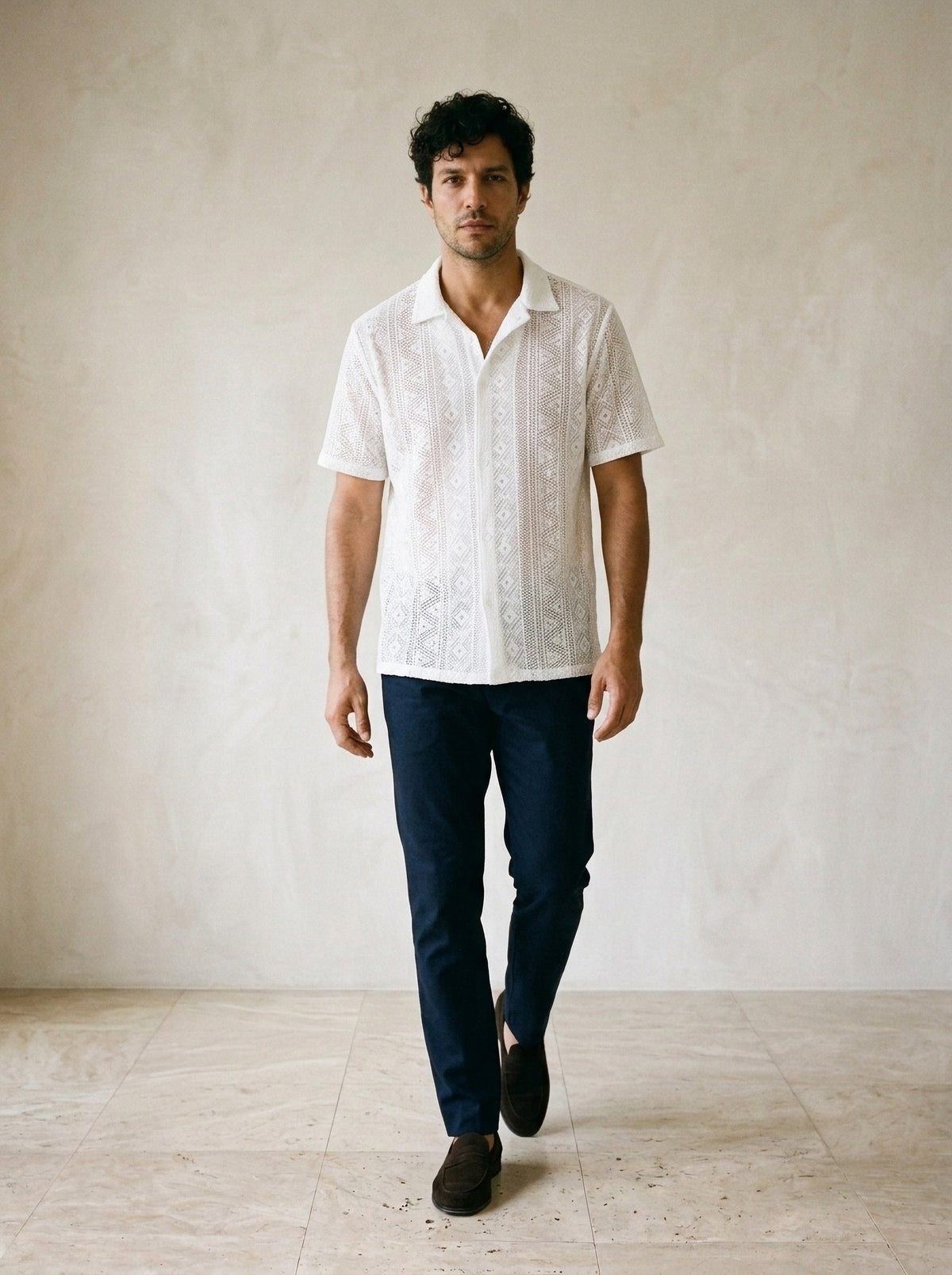 Branco | Camisa social Córdoba branco – corpo inteiro, modelo caminhando