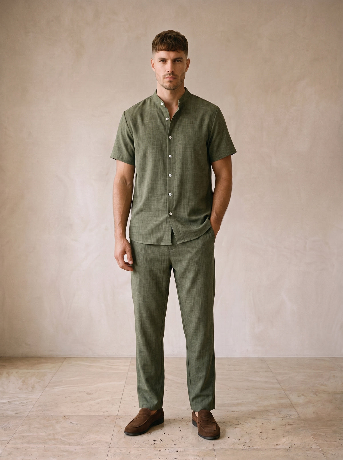 Verde-oliva | Conjunto camisa gola padre e calça Corfu verde-oliva – vista de frente, corpo inteiro