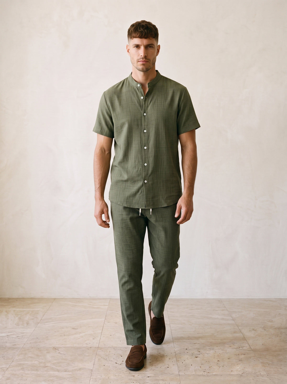 Verde-oliva | Conjunto camisa gola padre e calça Corfu verde-oliva – corpo inteiro, modelo caminhando
