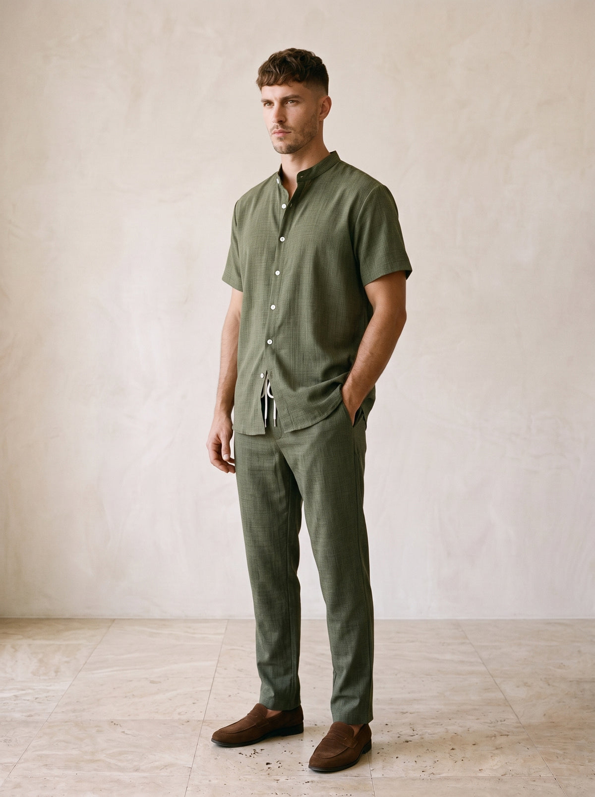Verde-oliva | Conjunto camisa gola padre e calça Corfu verde-oliva – vista três quartos