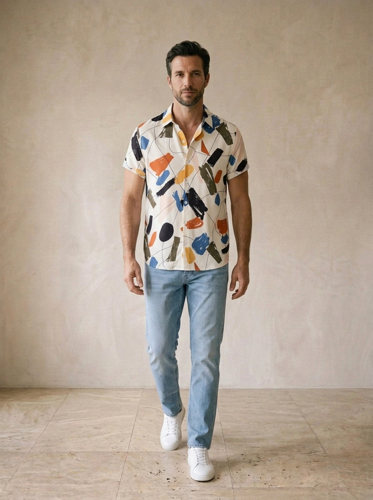 Camisa estampa abstrata Cork – corpo inteiro, modelo caminhando