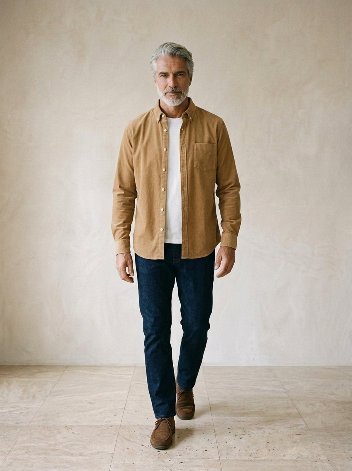 Caqui | Camisa de veludo cotelê Cortina d'Ampezzo caqui – corpo inteiro, modelo caminhando