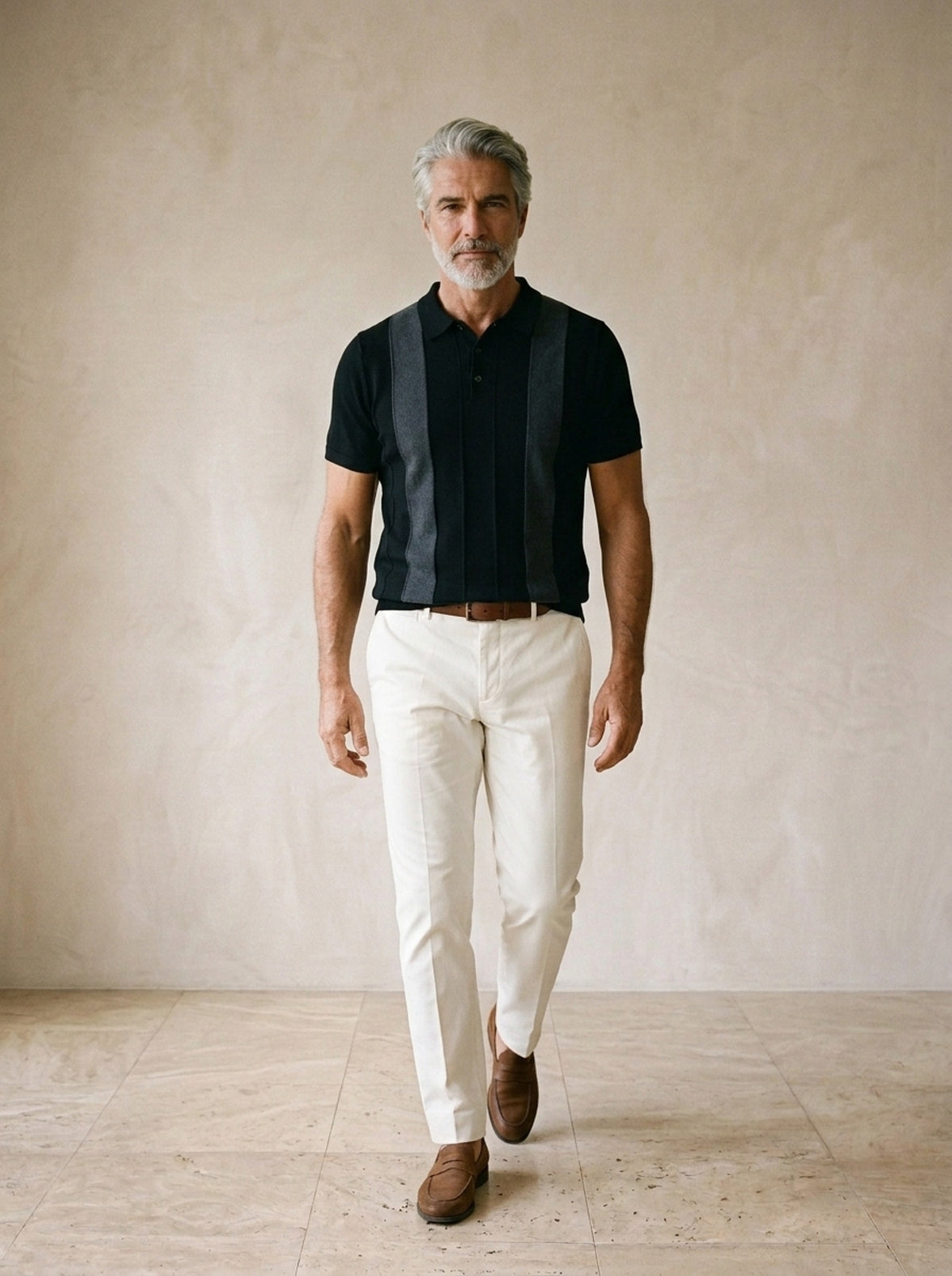 Preto | Camisa polo de tricô com faixas Covilhã preto – corpo inteiro, modelo caminhando