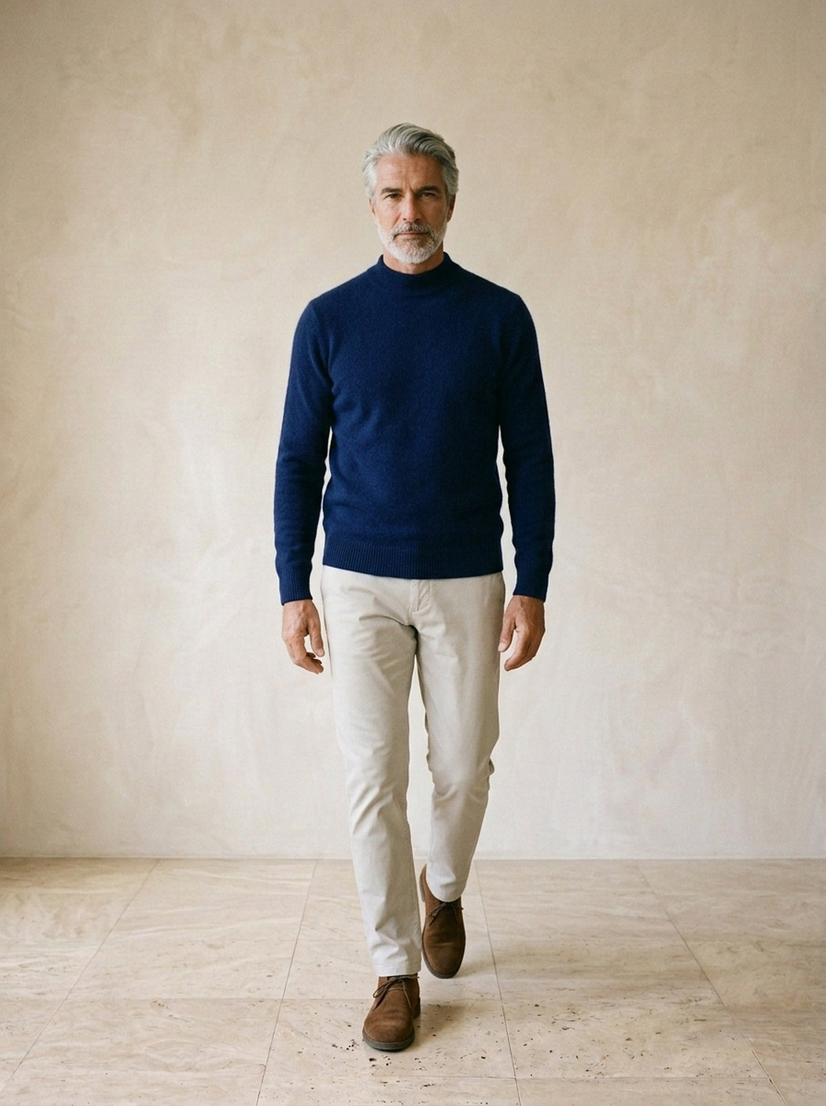 Azul | Suéter meia gola Crans-Montana azul – corpo inteiro, modelo caminhando