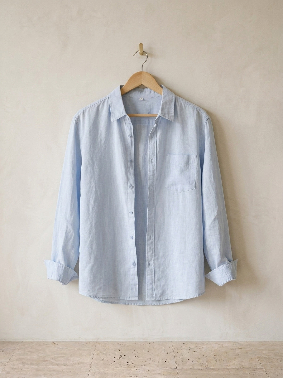 Azul-claro | Camisa de linho Cremona azul-claro – peça sozinha, no cabide de madeira