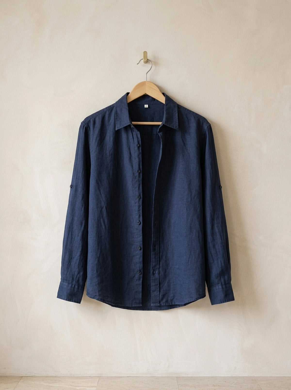 Azul-marinho | Camisa de linho Cremona azul-marinho – peça sozinha, no cabide de madeira
