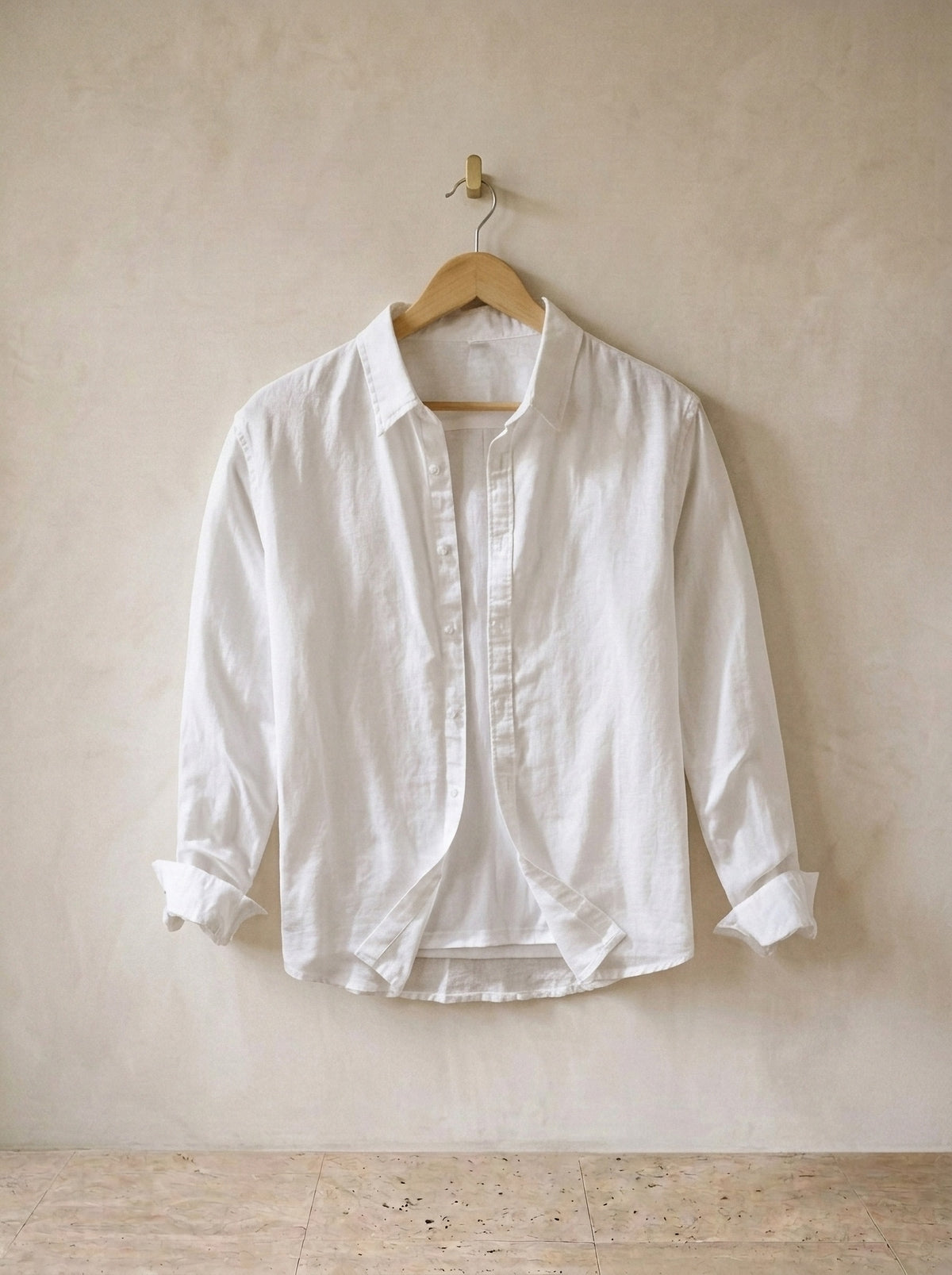 Branco | Camisa de linho Cremona branco – peça sozinha, no cabide de madeira