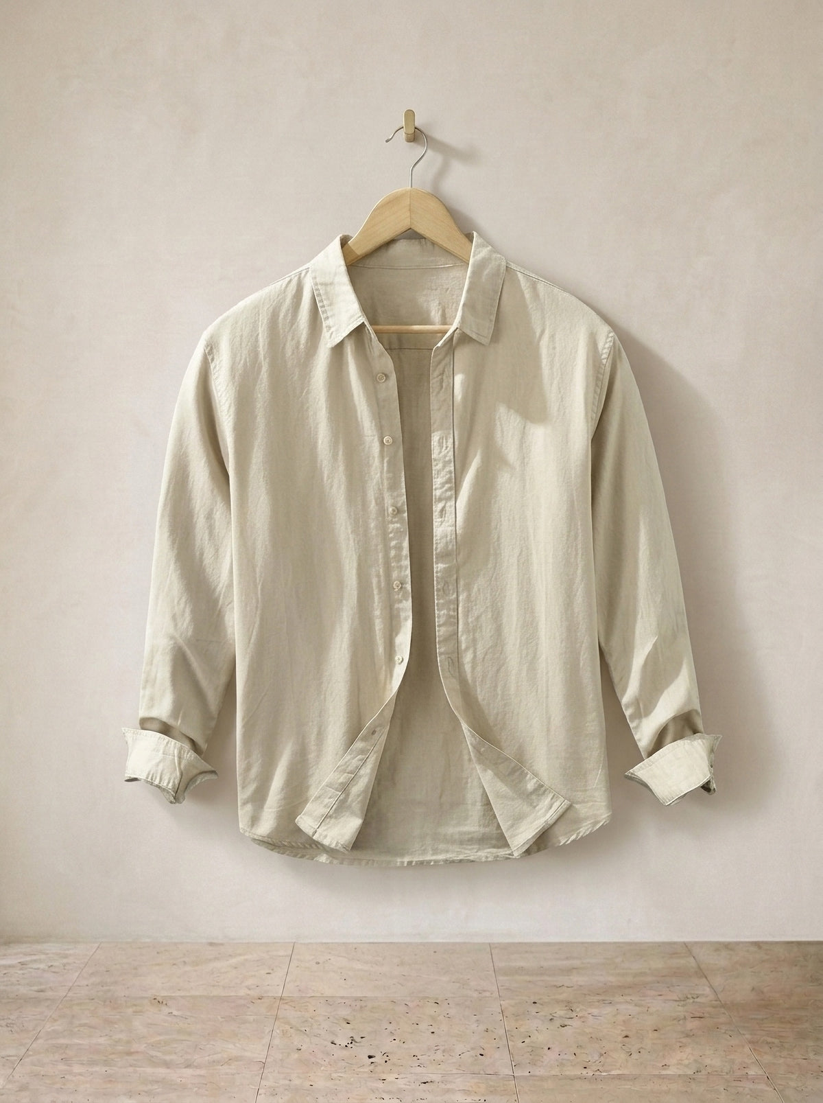 Caqui | Camisa de linho Cremona caqui – peça sozinha, no cabide de madeira