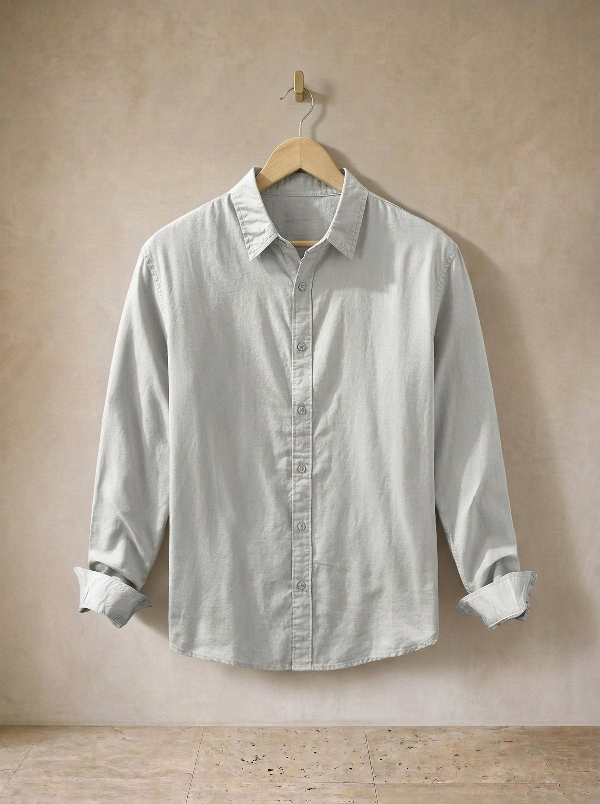 Cinza | Camisa de linho Cremona cinza – peça sozinha, no cabide de madeira