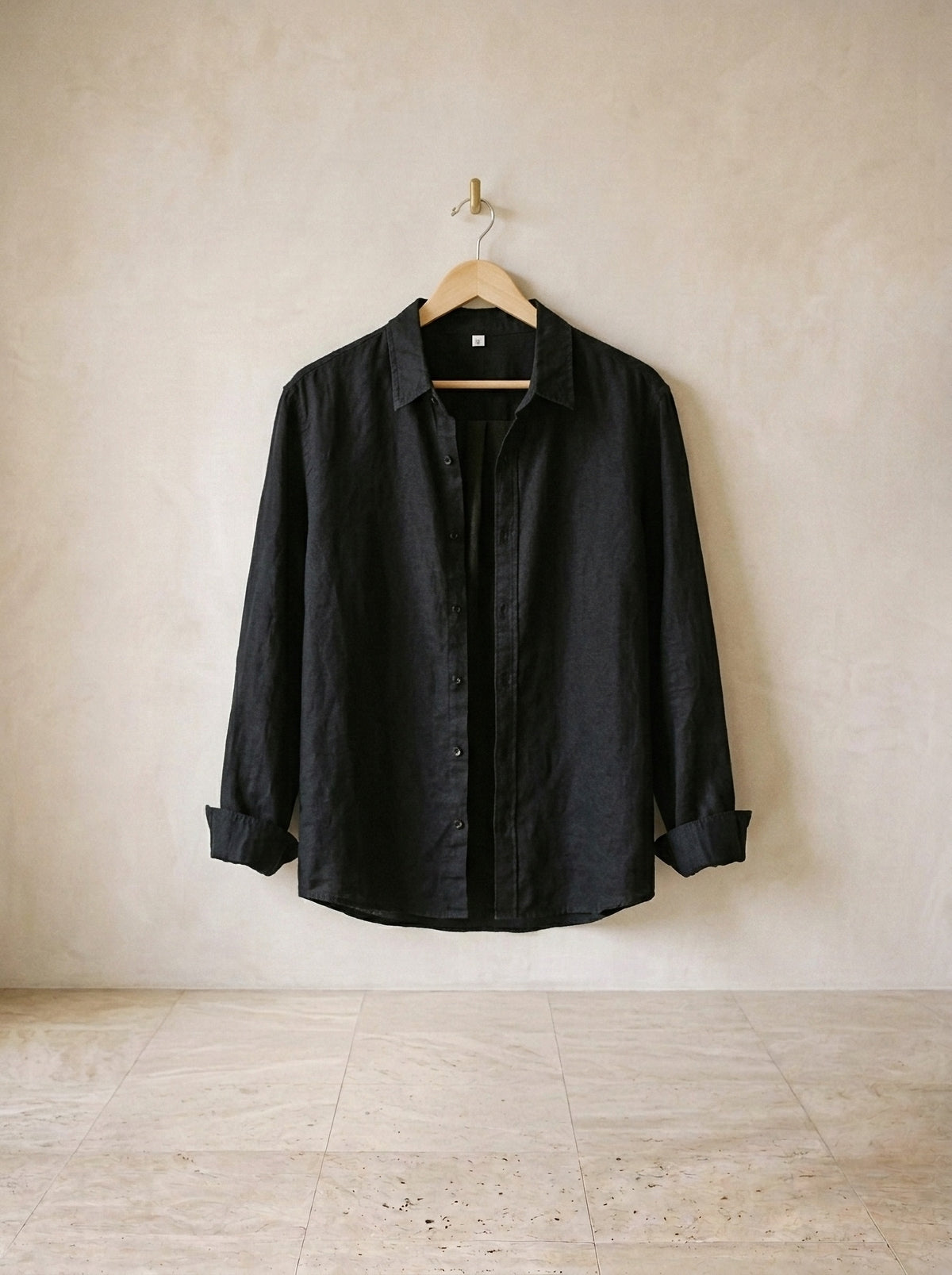 Preto | Camisa de linho Cremona preto – peça sozinha, no cabide de madeira
