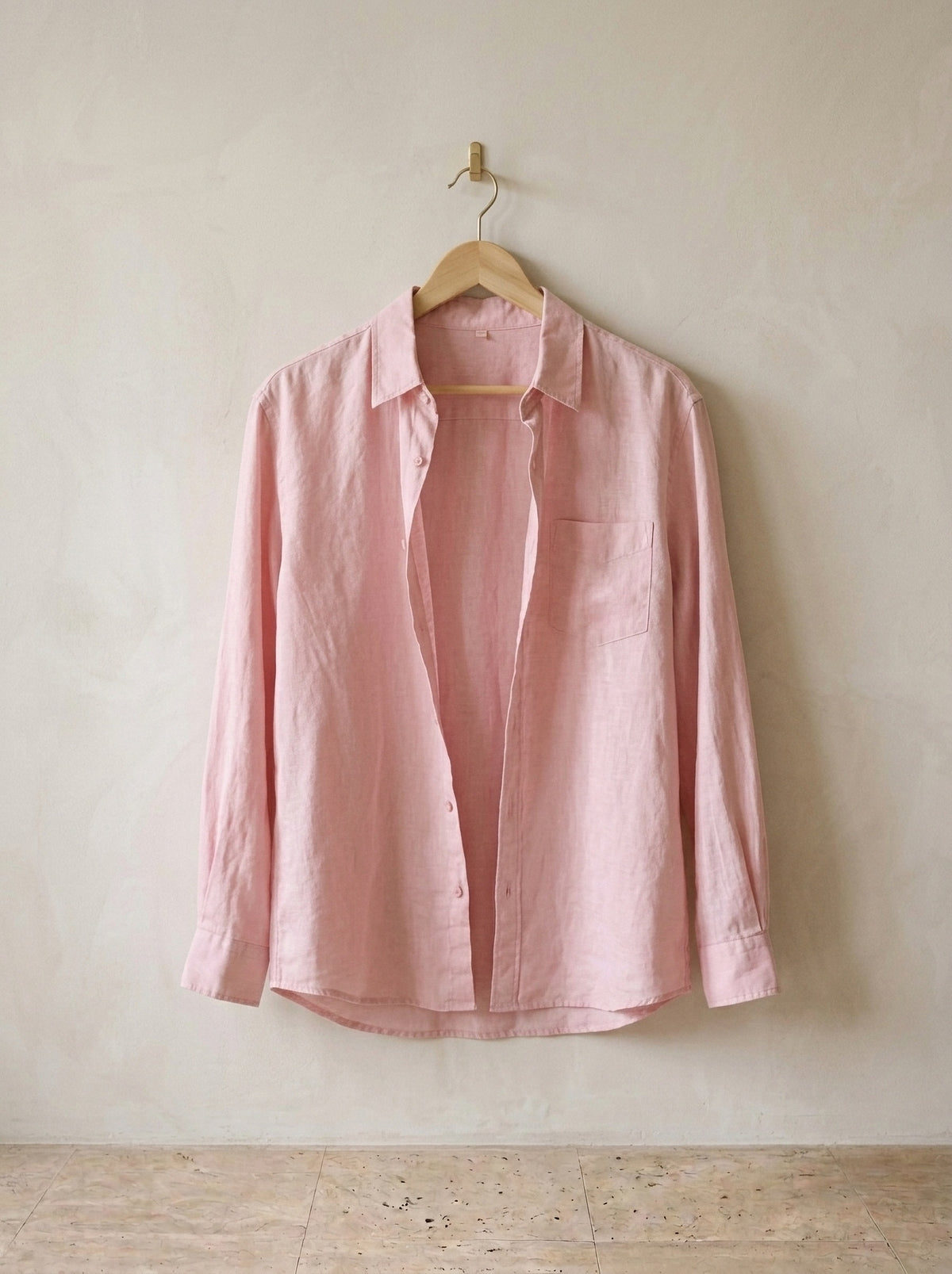 Rosa | Camisa de linho Cremona rosa – peça sozinha, no cabide de madeira