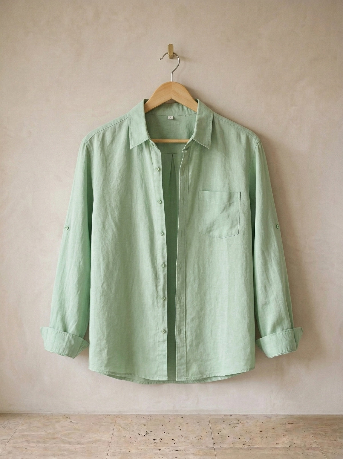 Verde | Camisa de linho Cremona verde – peça sozinha, no cabide de madeira