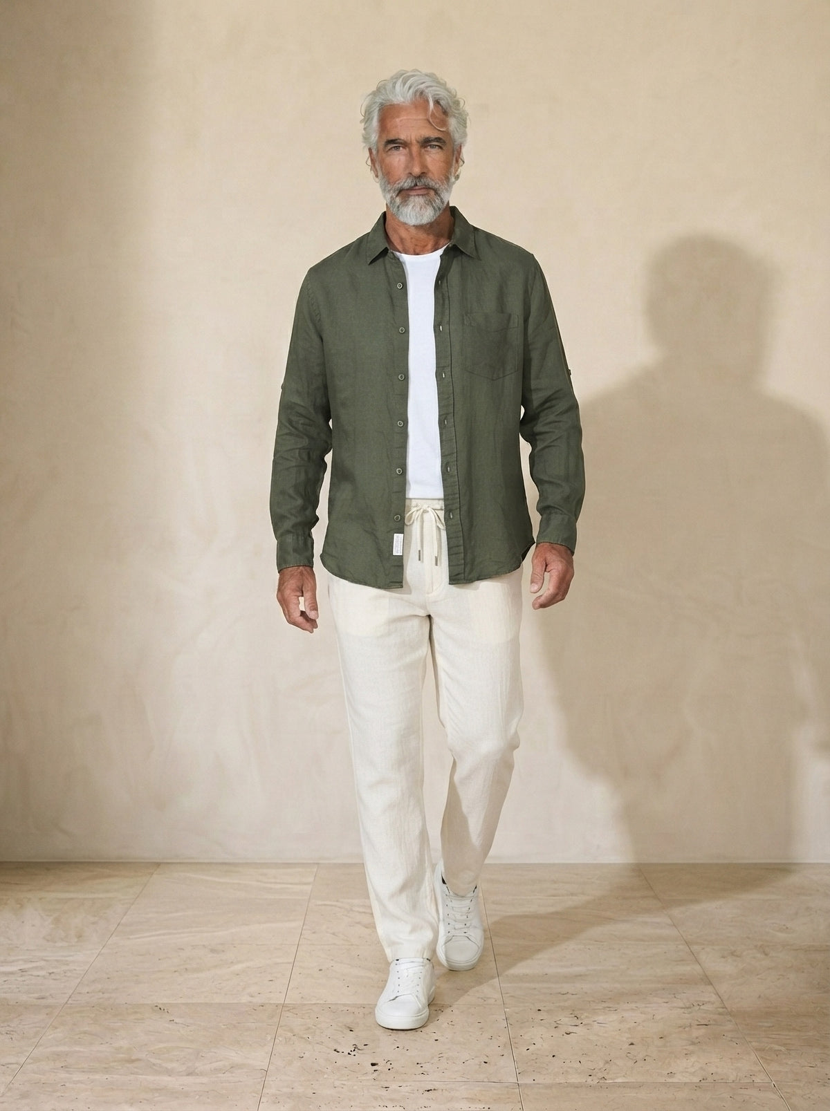 Verde-escuro | Camisa de linho Cremona verde-escuro – corpo inteiro, modelo caminhando
