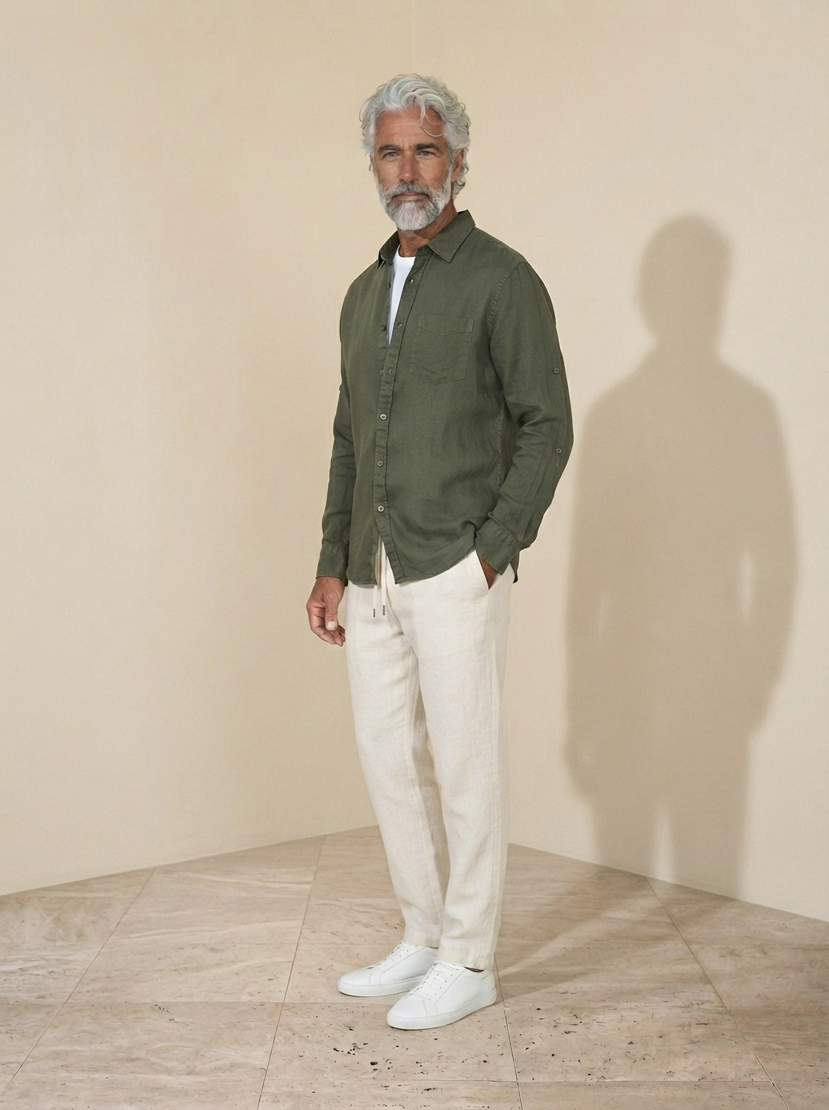 Verde-escuro | Camisa de linho Cremona verde-escuro – vista três quartos