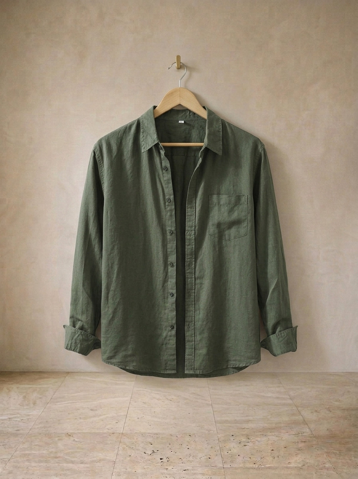 Verde-escuro | Camisa de linho Cremona verde-escuro – peça sozinha, no cabide de madeira