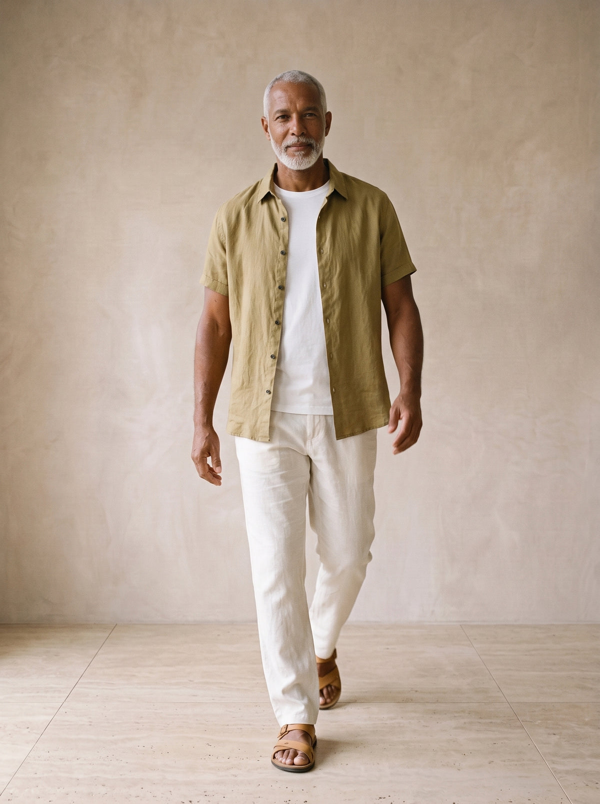 Caqui | Camisa de linho Cuenca caqui – corpo inteiro, modelo caminhando