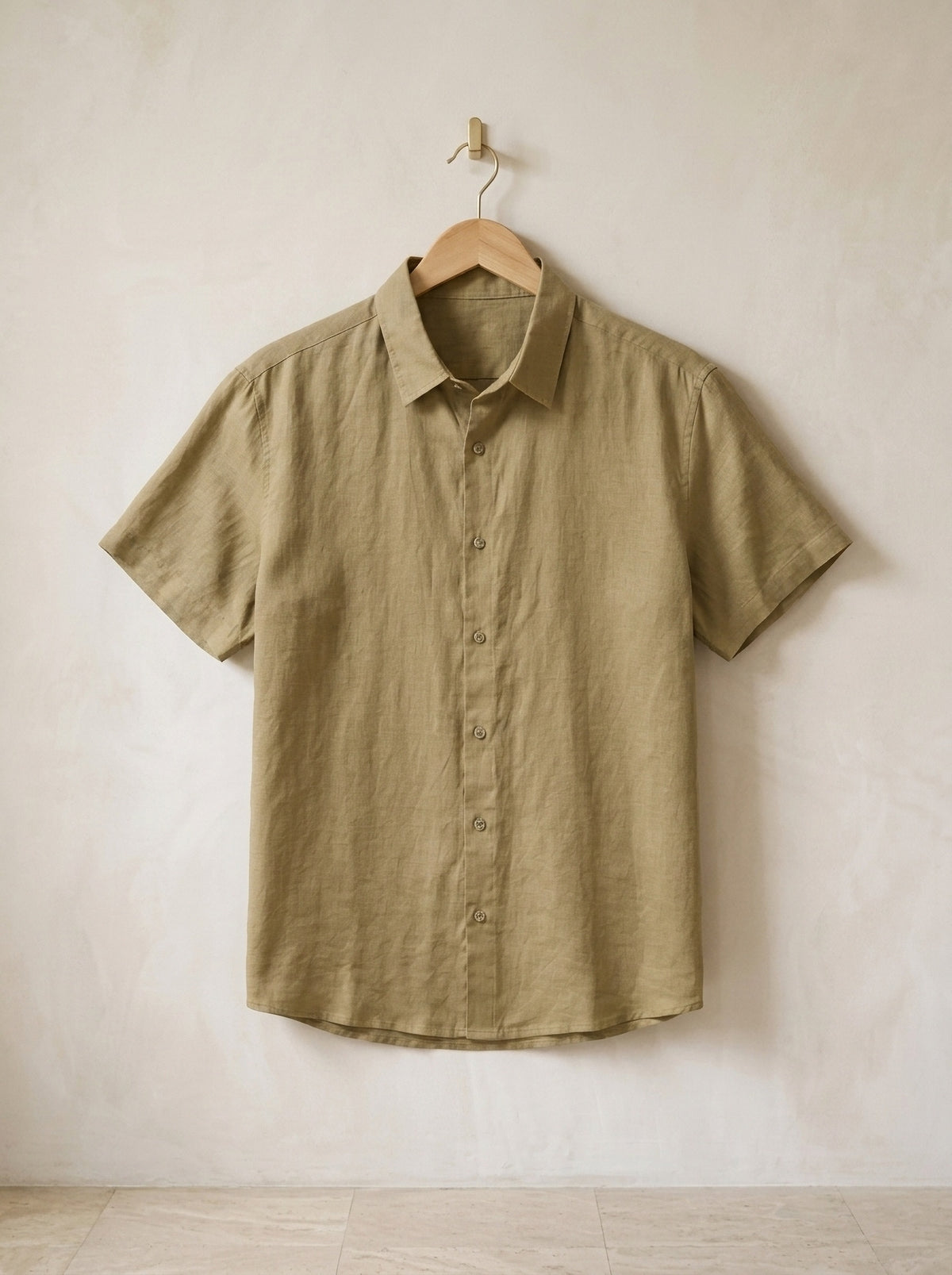 Caqui | Camisa de linho Cuenca caqui – peça sozinha, no cabide de madeira