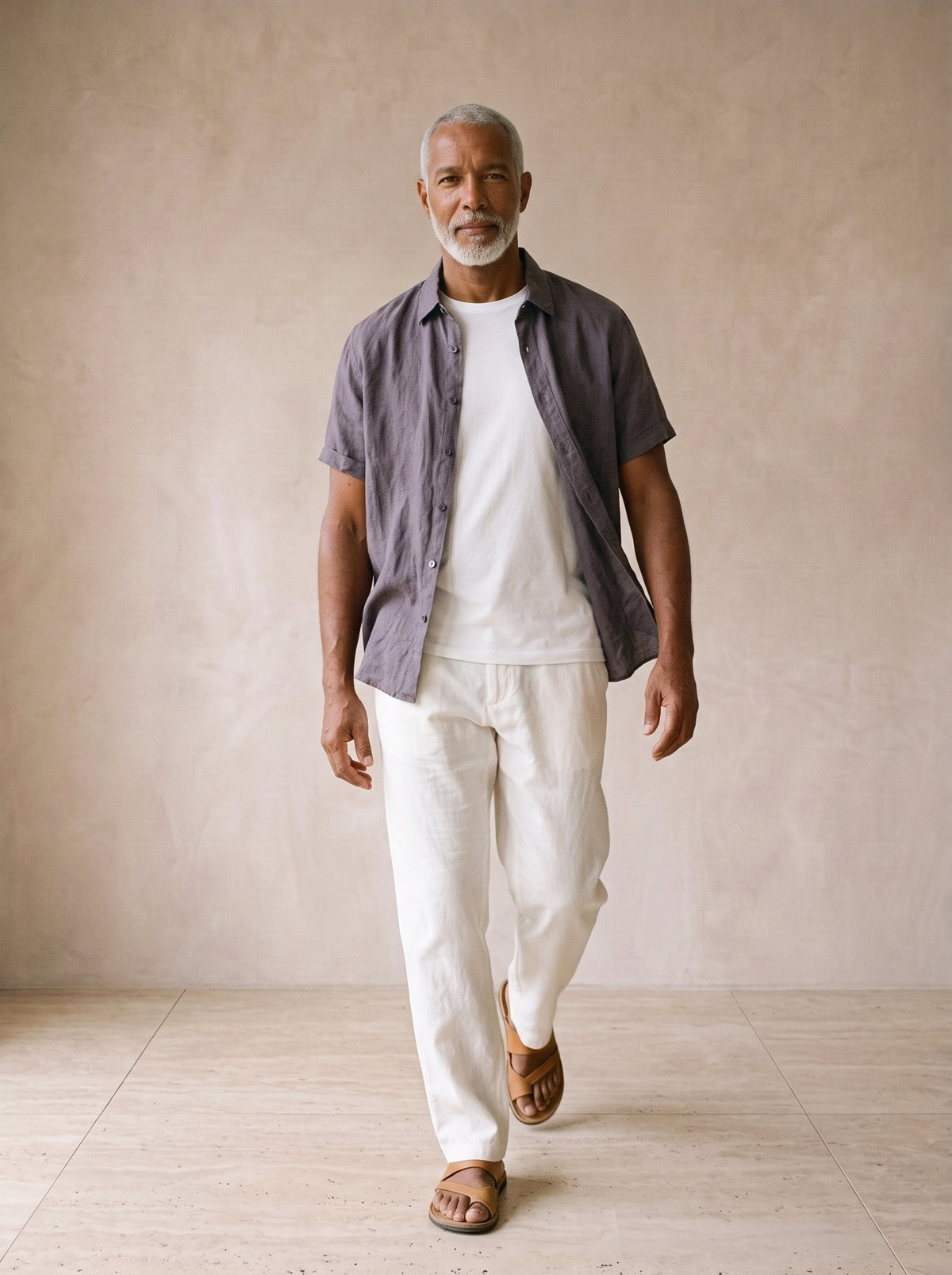 Cinza | Camisa de linho Cuenca cinza – corpo inteiro, modelo caminhando
