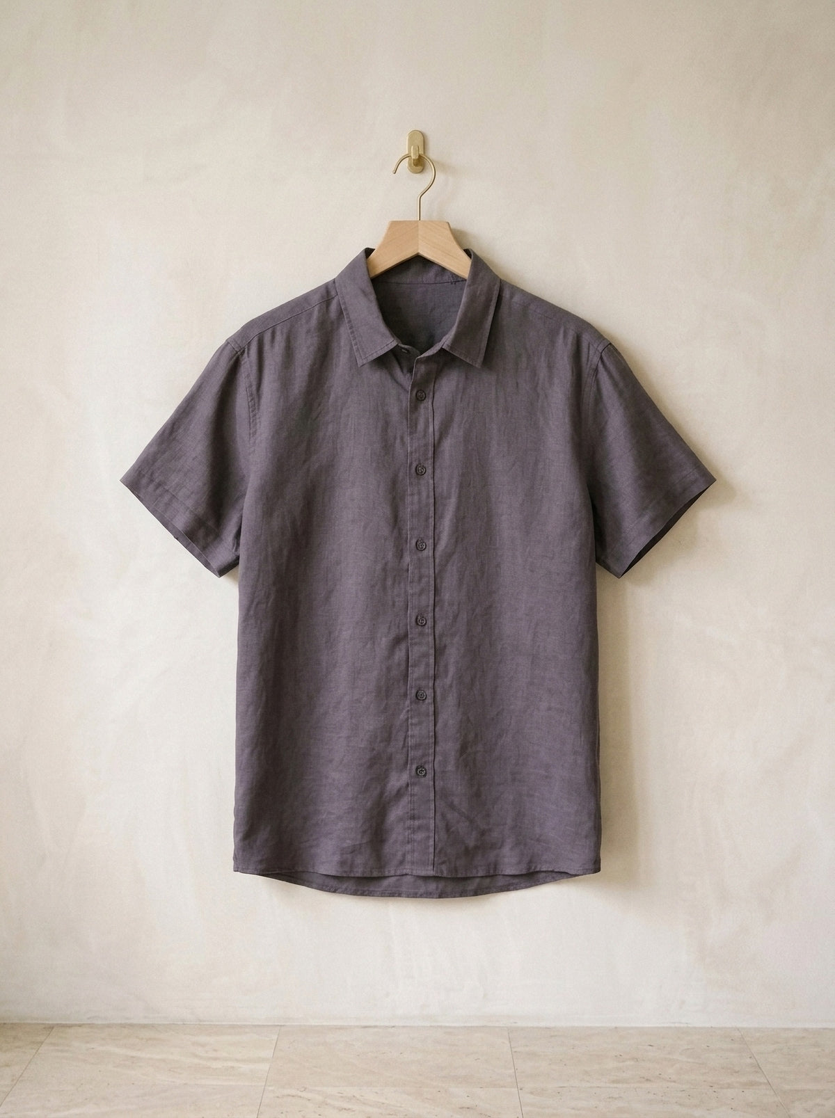 Cinza | Camisa de linho Cuenca cinza – peça sozinha, no cabide de madeira