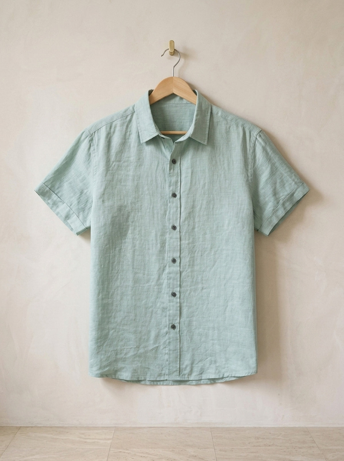 Verde-claro | Camisa de linho Cuenca verde-claro – peça sozinha, no cabide de madeira