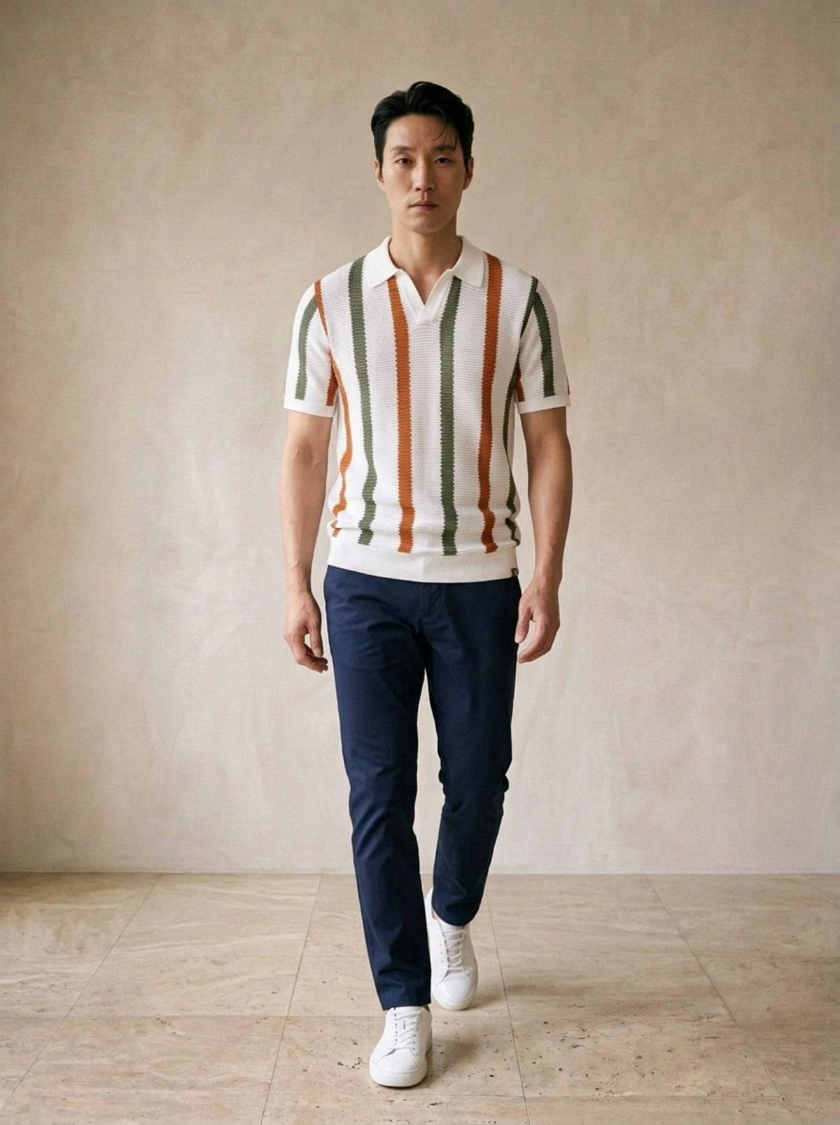 Branco | Camisa polo de tricô listrada Deauville branco – corpo inteiro, modelo caminhando