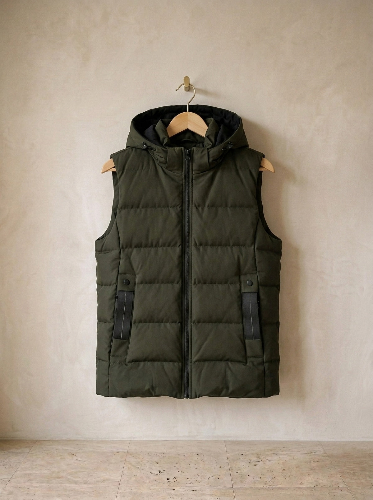 Verde-militar | Colete acolchoado com capuz Delft verde-militar – peça sozinha, foto de produto