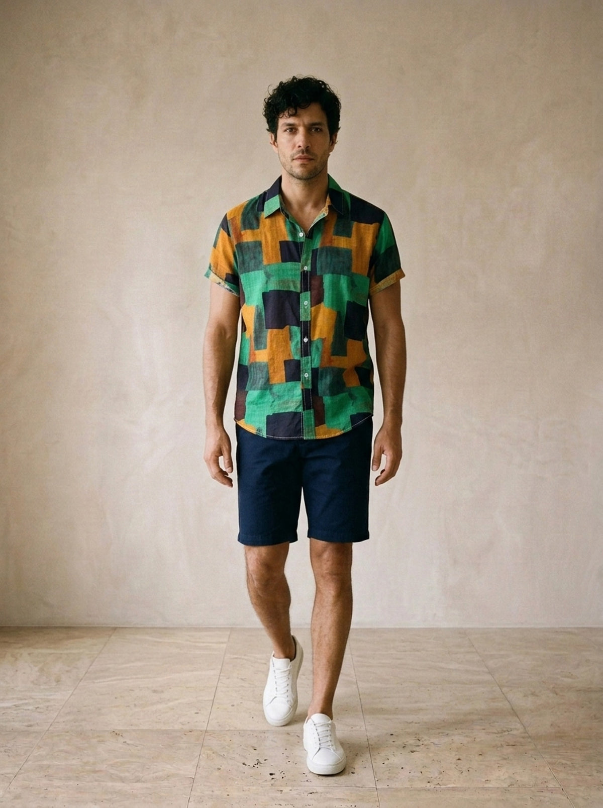 Camisa estampa blocos pintados Dijon – corpo inteiro, modelo caminhando
