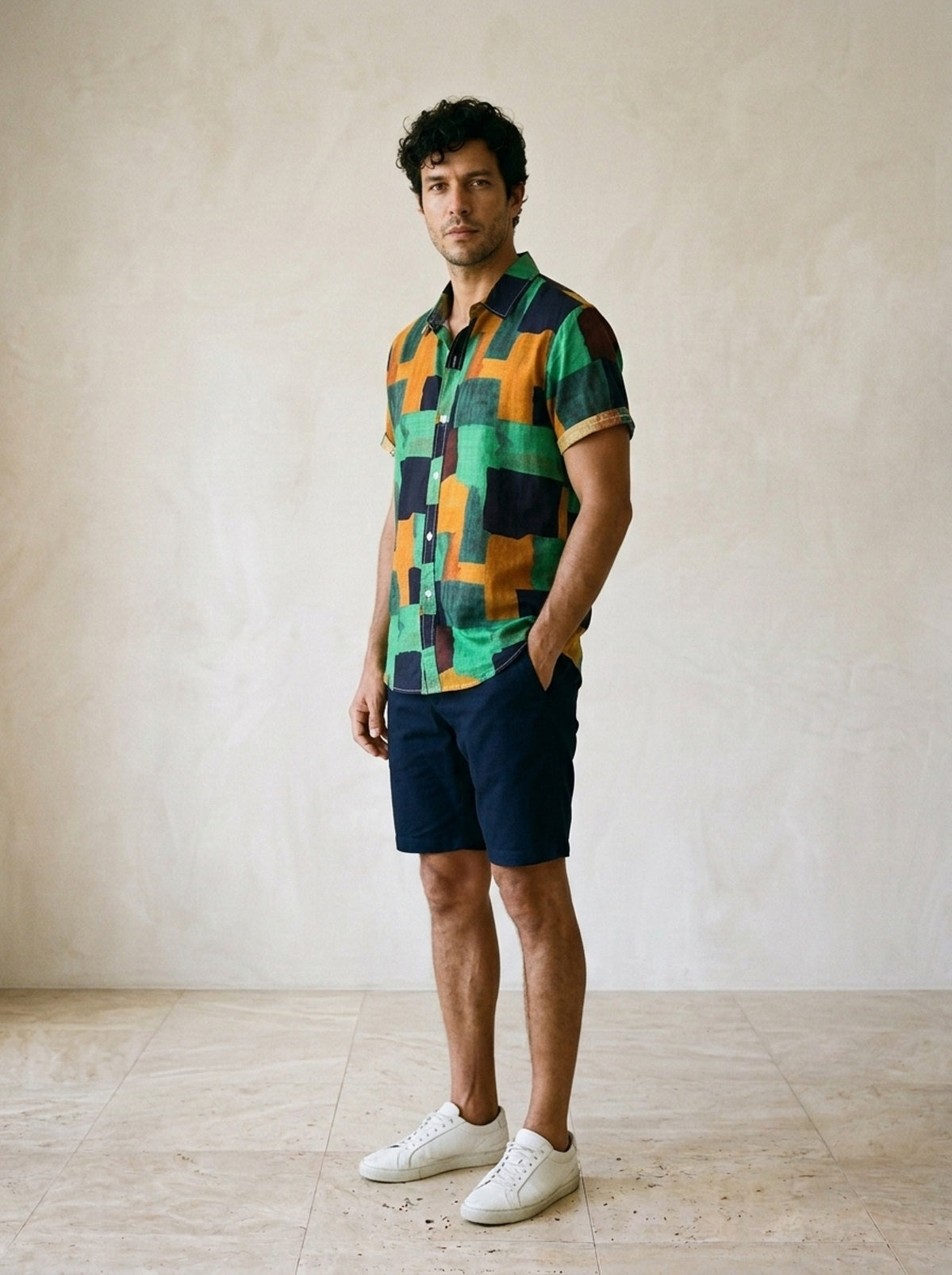 Camisa estampa blocos pintados Dijon – vista três quartos