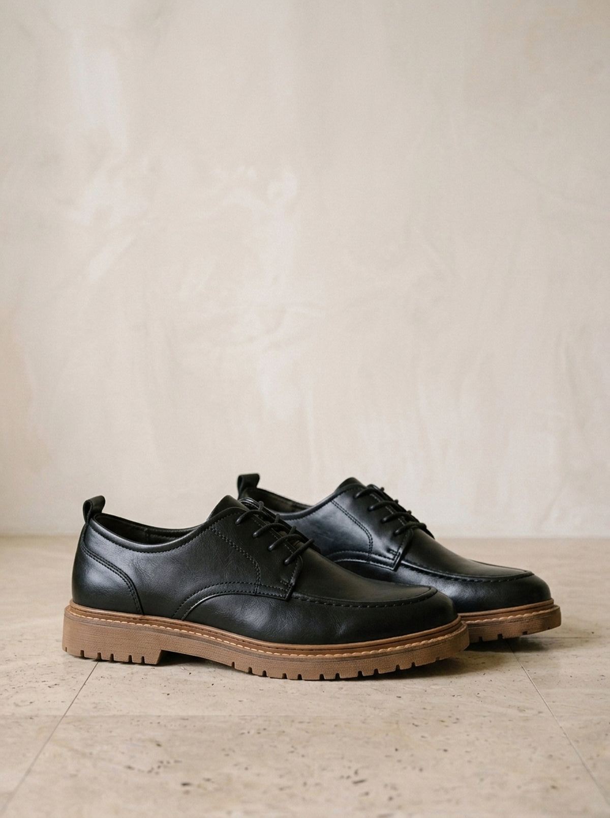 Preto | Sapato social de couro Dozza preto – par de lado, foto de produto