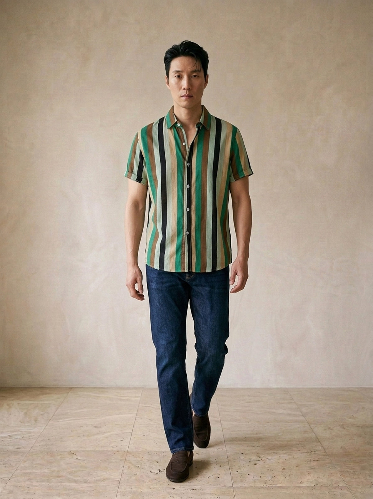 Camisa listrada verde Dublin – corpo inteiro, modelo caminhando