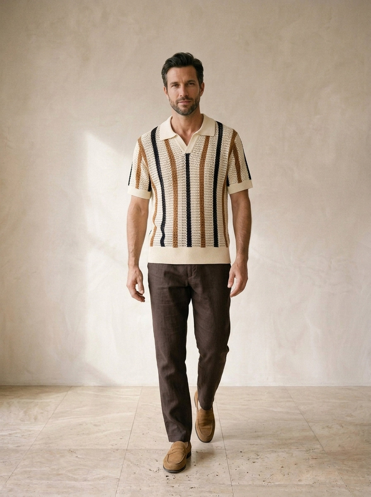 Caqui | Camisa de crochê Dubrovnik caqui – corpo inteiro, modelo caminhando