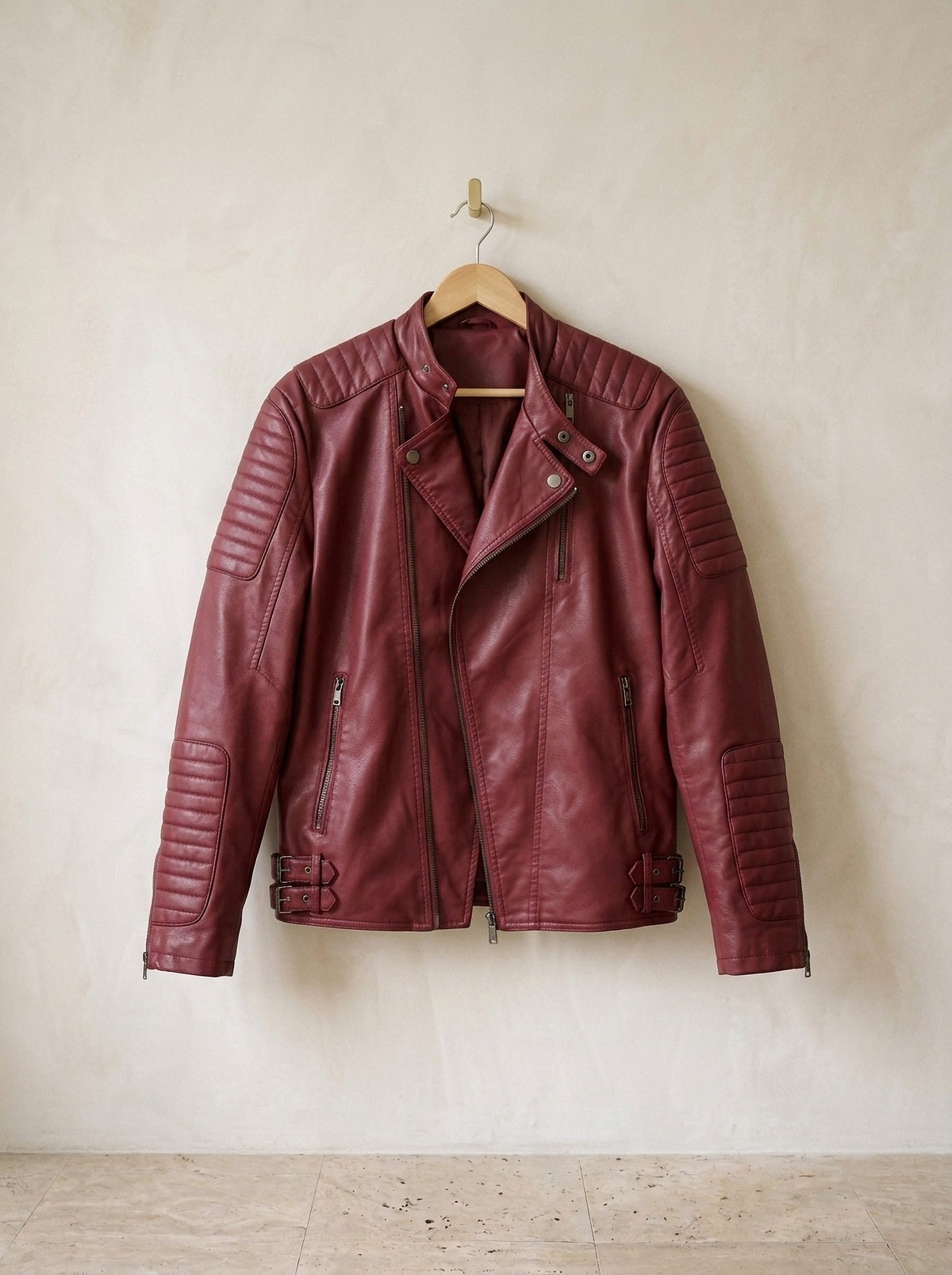 Vermelho | Jaqueta de couro sintético Dudelange vermelho – peça sozinha, no cabide de madeira