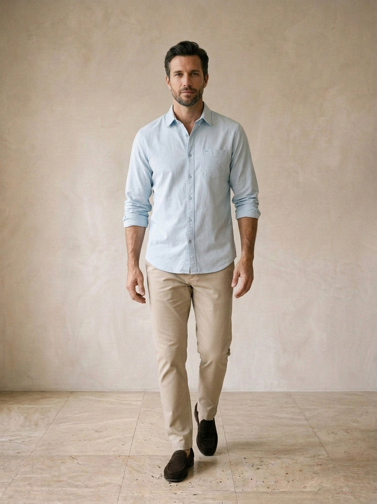 Azul | Camisa social slim Dundee azul – corpo inteiro, modelo caminhando