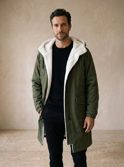 Verde-militar | Parka longa com capuz Echternach verde-militar – vista de frente, recorte próximo