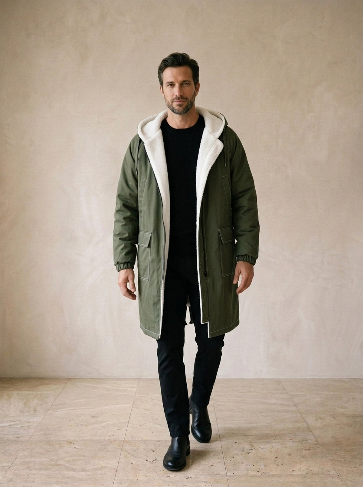Verde-militar | Parka longa com capuz Echternach verde-militar – corpo inteiro, modelo caminhando