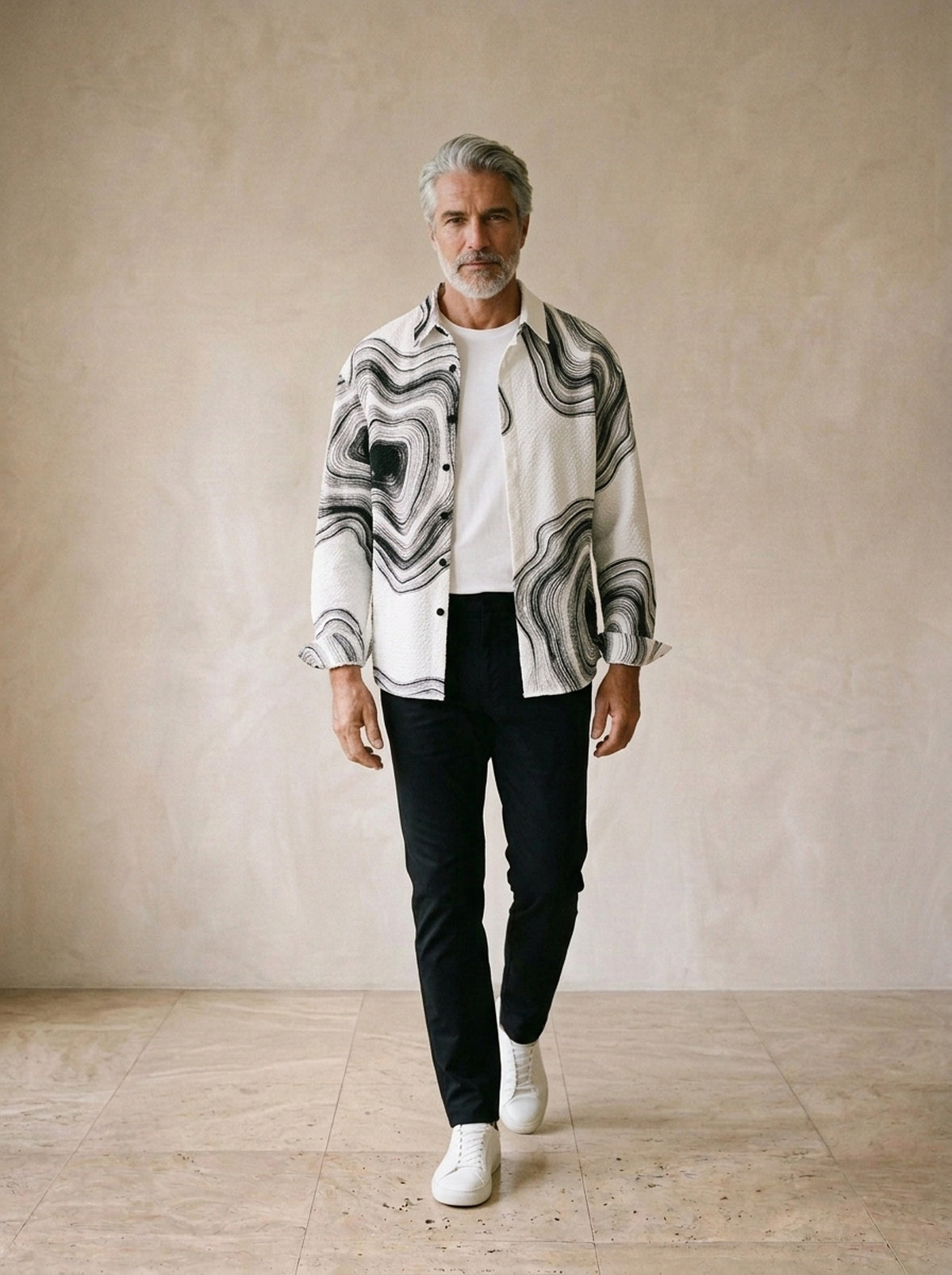 Branco | Camisa estampa ondulada Eger branco – corpo inteiro, modelo caminhando