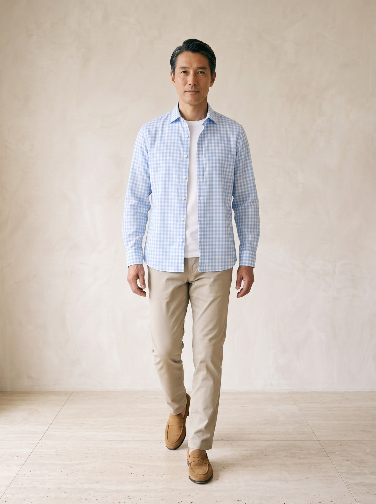 Azul-claro | Camisa social xadrez Eguisheim azul-claro – corpo inteiro, modelo caminhando