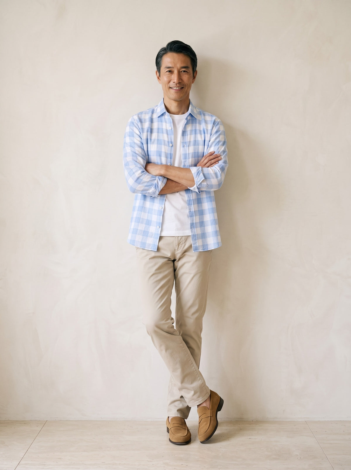 Azul-claro | Camisa social xadrez Eguisheim azul-claro – modelo encostado na parede