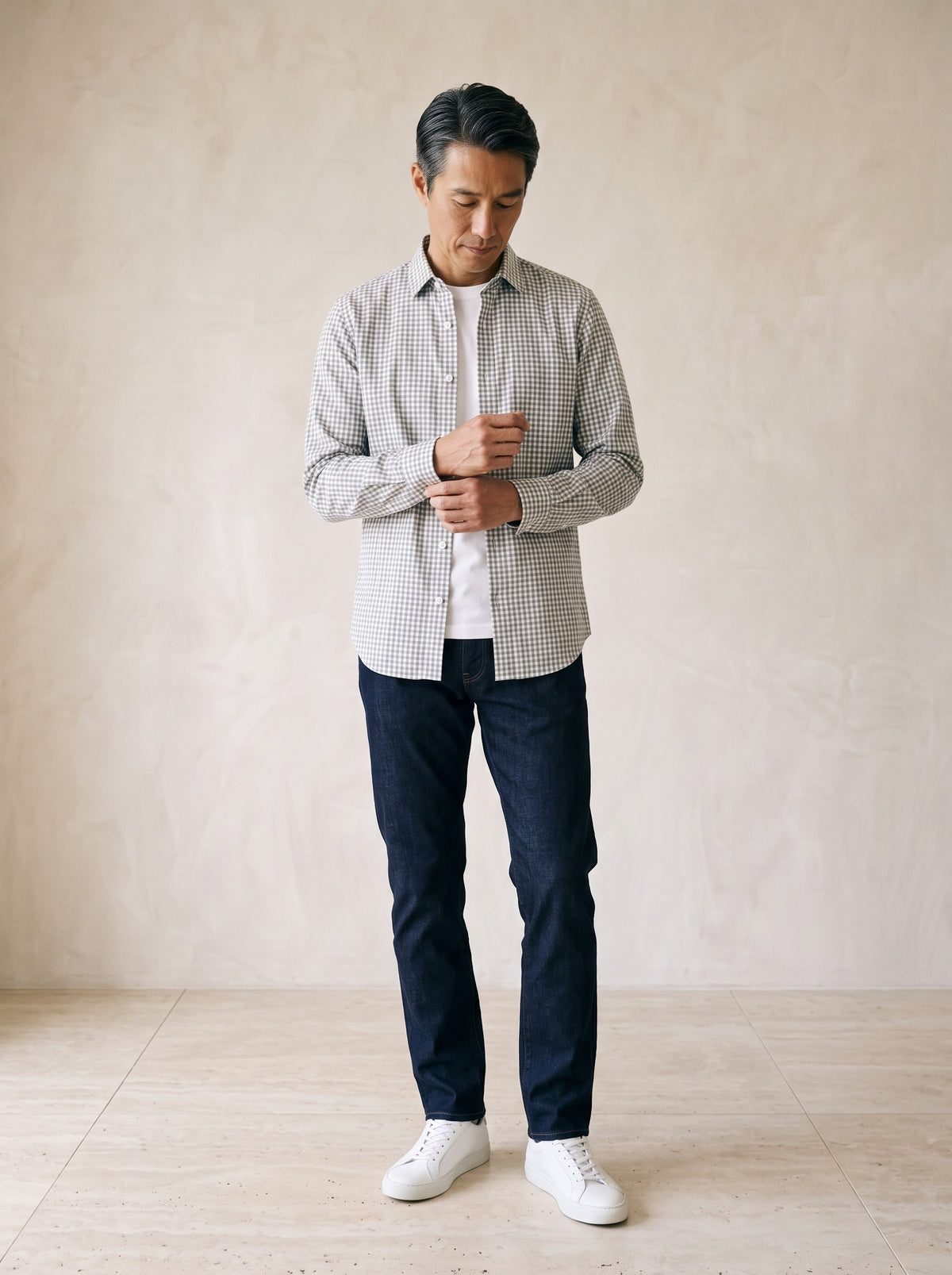 Cinza | Camisa social xadrez Eguisheim cinza – modelo ajustando a manga