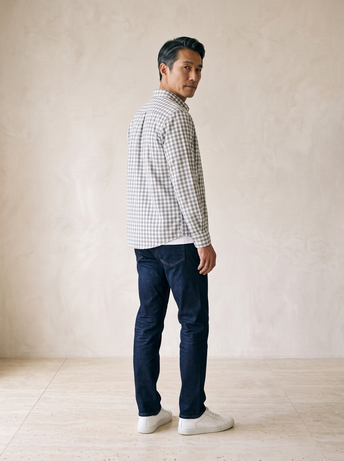Cinza | Camisa social xadrez Eguisheim cinza – costas, olhando por cima do ombro