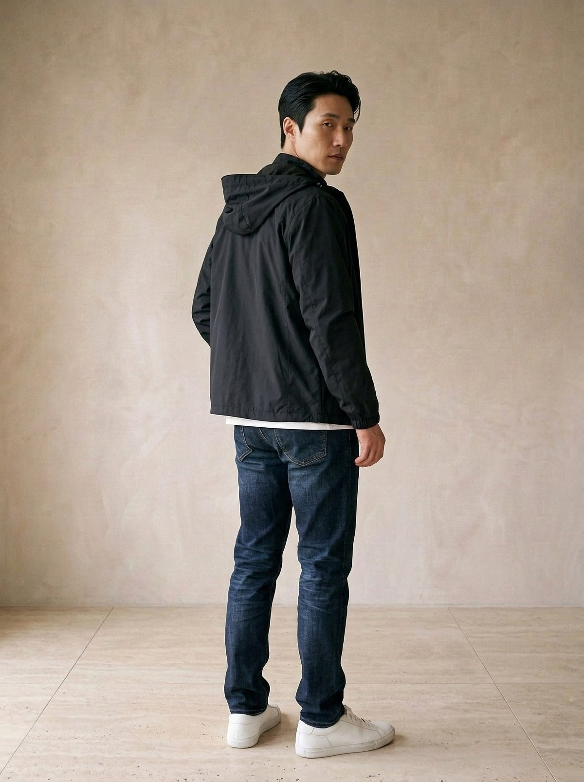 Preto | Jaqueta modelagem solta Eindhoven preto – costas, olhando por cima do ombro