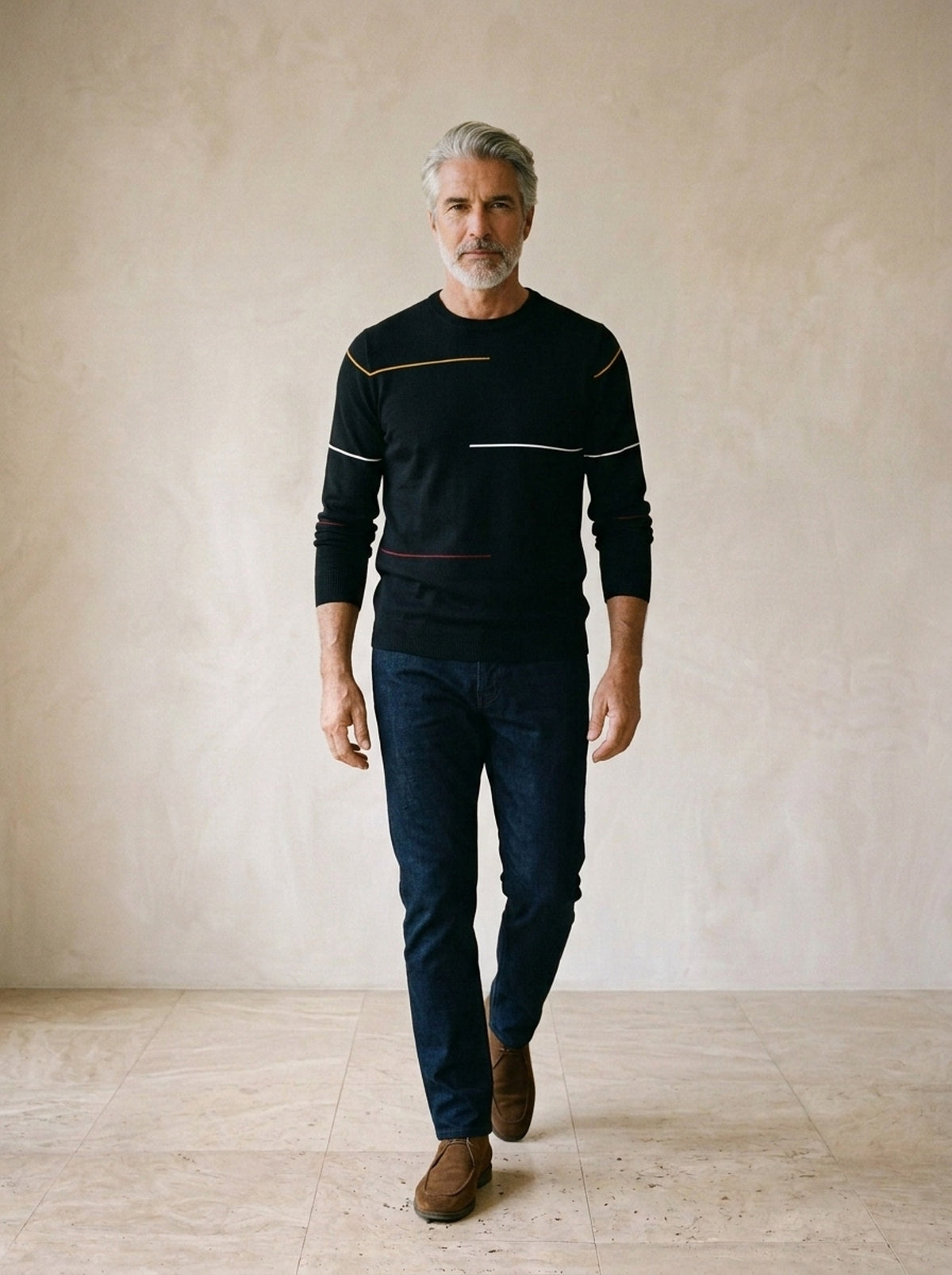 Preto | Suéter com frisos Engelberg preto – corpo inteiro, modelo caminhando