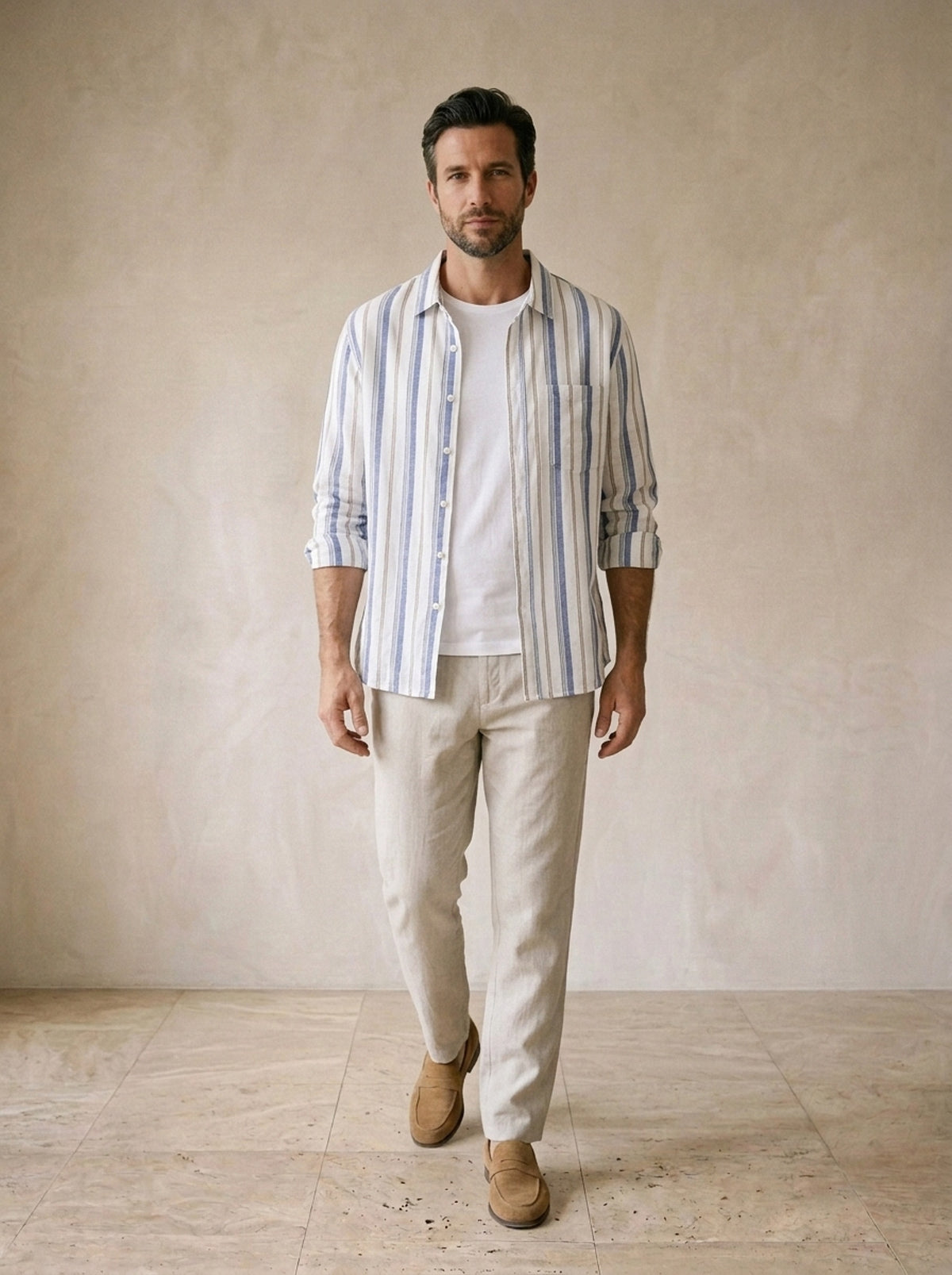 Azul | Camisa de linho listrada Épinal azul – corpo inteiro, modelo caminhando