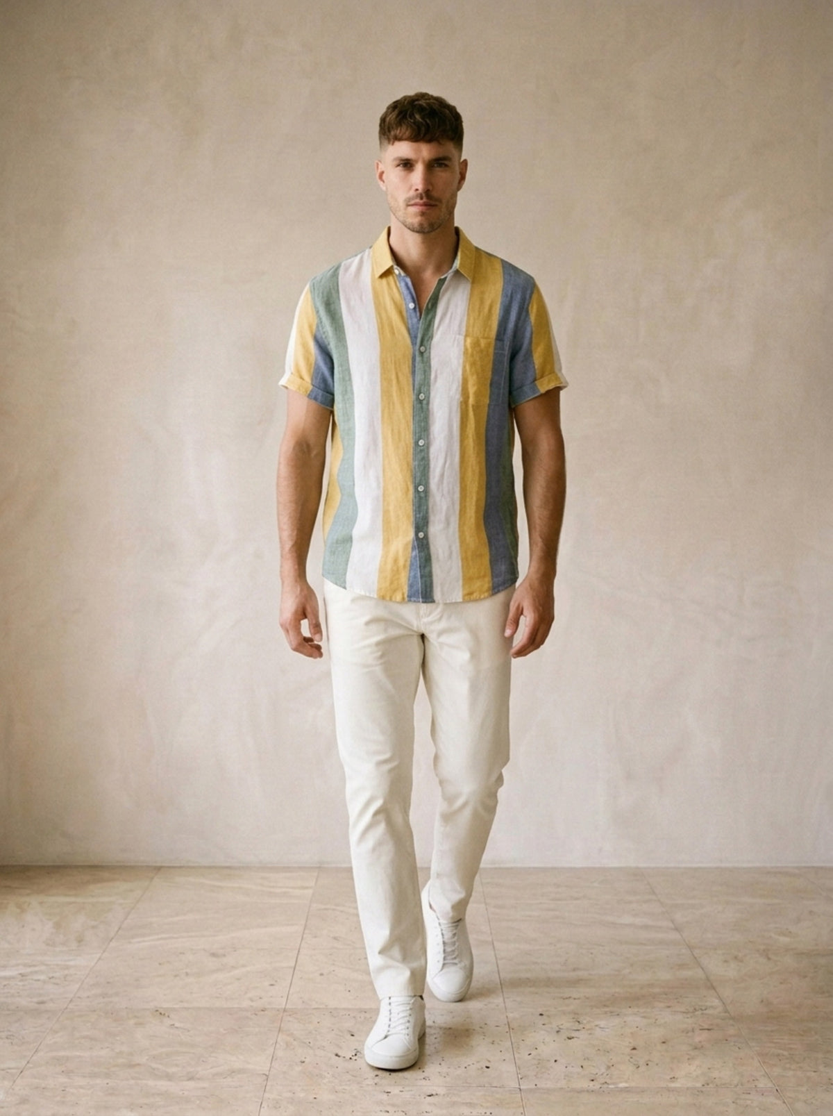 Listrado amarelo e azul | Camisa de linho listrada Ericeira listrado amarelo e azul – corpo inteiro, modelo caminhando