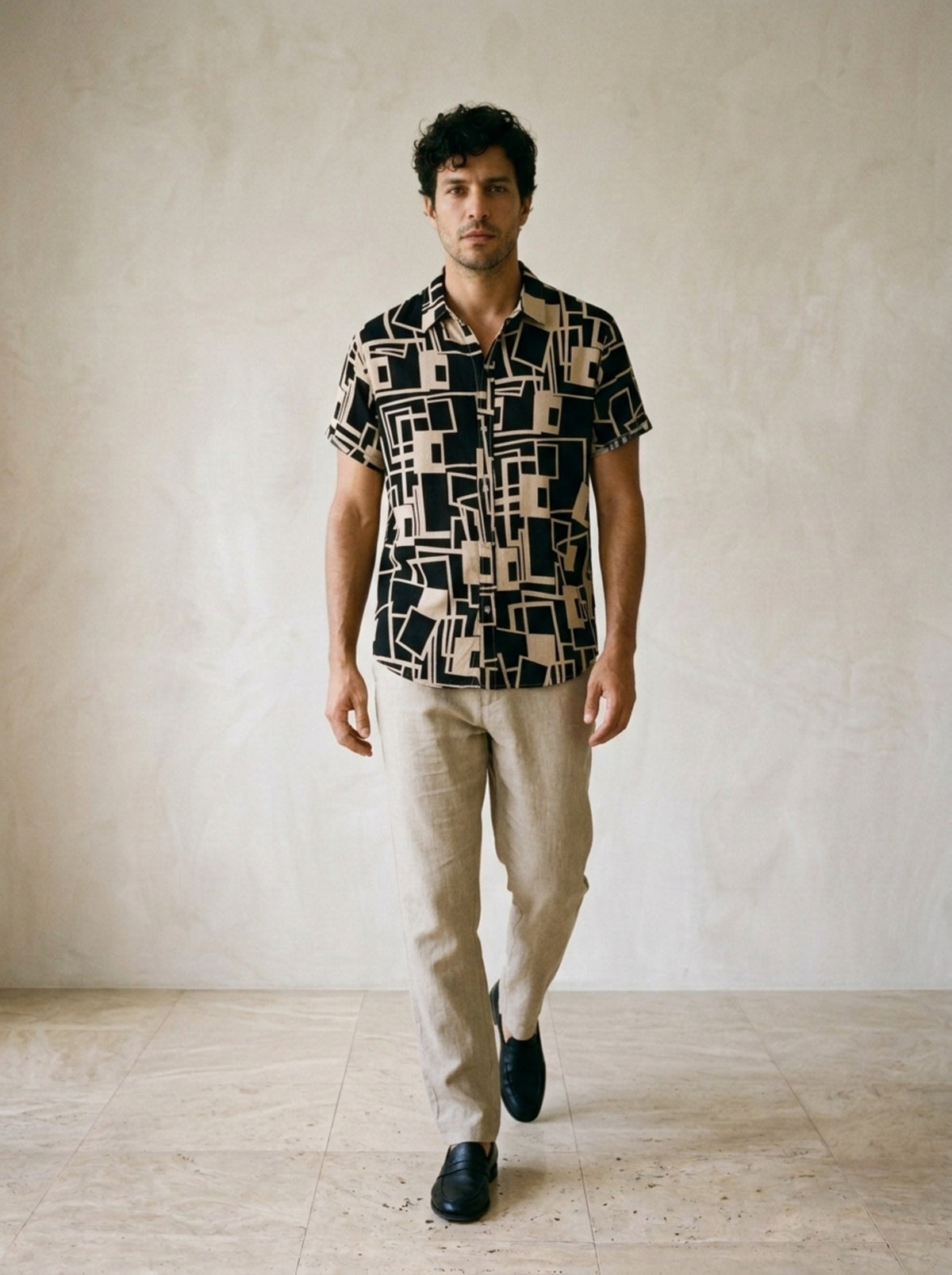 Camisa estampa geométrica Estepona – corpo inteiro, modelo caminhando