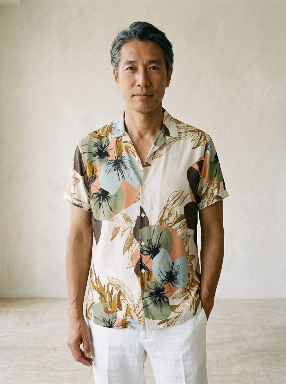 Camisa estampa folhas tropicais Estocolmo – vista de frente, recorte próximo